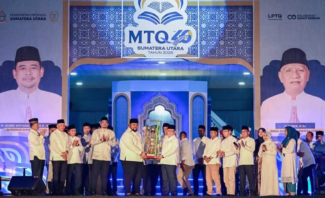 MTQ: Gubsu bersama Wakil Gubernur Sumut menghadiri Pembukaan Musabaqah Tilawatil Qur'an (MTQ) ke 40 tingkat Provinsi Sumatera Utara yang dibuka secara langsung oleh Wakil Menteri Agama Republik Indonesia Romo Muhammad Syafi'i di Lapangan Astaka, Jalan Williem Iskandar, Pancing, Kabupaten Deliserdang, Senin Malam (15/6/2026). (Foto : Dinas Komunikasi dan Informatika Provinsi Sumut)