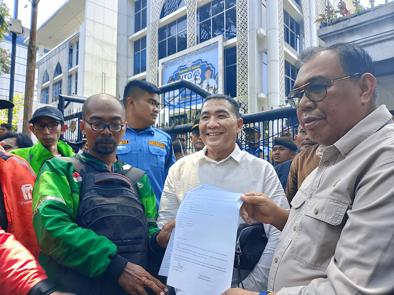 GELAR AKSI: Ratusan massa yang tergabung dalam Aliansi Solidaritas Driver Medan dan Ojek Sumut Bersatu menggelar aksi unjuk rasa di depan Gedung DPRD Sumatera Utara, Kamis (18/6/2026).(Dok : Ihsan Syahreza)