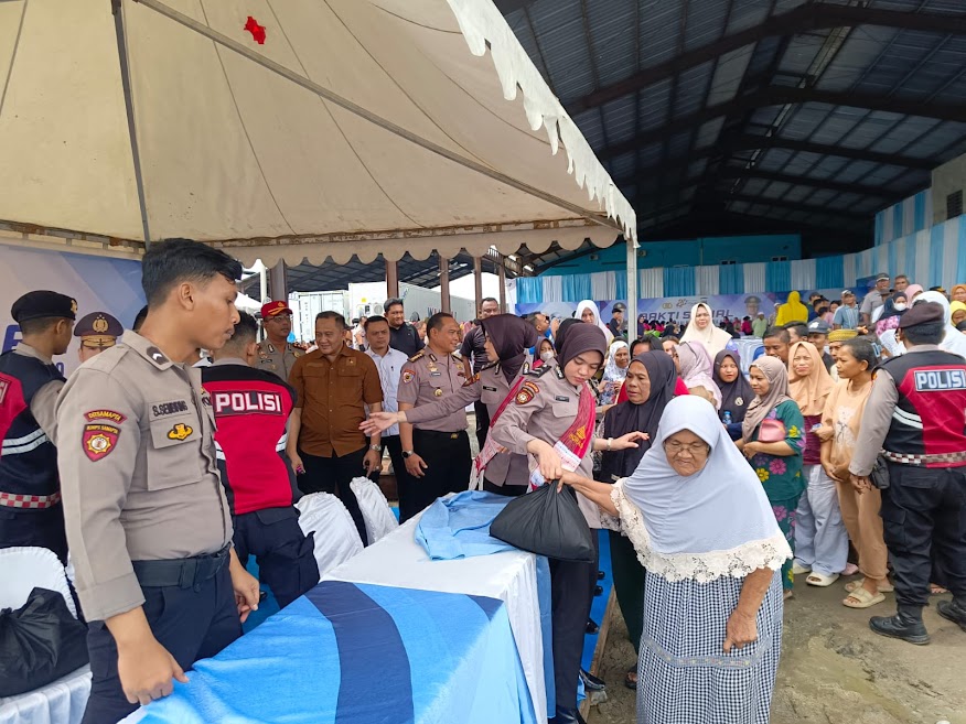BAKSOS: Poldasu bersama Polres Belawan saat kegiatan bakti sosial, di Gudang PT BSA, Gabion, Belawan. (Istimewa/Sumut Pos)