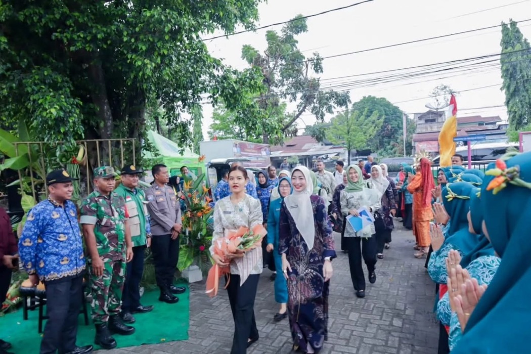 SAMBUTAN: Ketua TP PKK Provinsi Sumatera Utara, , didampingi Ketua TP PKK Kota Tebingtinggi,  saat tiba dan disambut jajaran TP PKK, unsur Forkopimda, serta perangkat daerah dalam rangka penilaian Hari Kesatuan Gerak (HKG) PKK Tahun 2026 di Kelurahan Rantaulaban, Kecamatan Rambutan, Kota Tebingtinggi, Rabu (17/6/2026). (Azan purba/sumutpos).