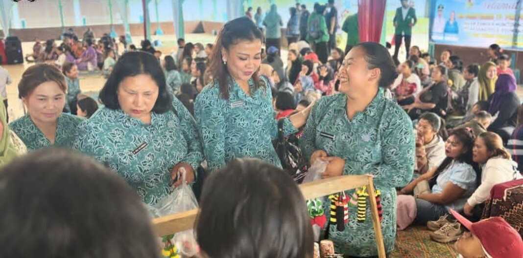 MONITORING: Tim TP PKK Sumut melakukan monitoring ke Desa Rumah Berastagi.
