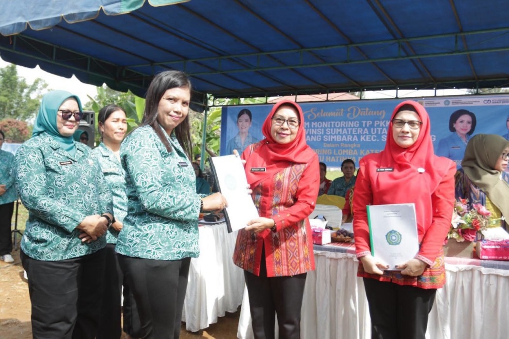 MONITORING: Tim PKK Provsu saat melakukan monitoring ke PKK Desa binaan TP PKK Kabupaten Dairi, Kamis (18/6). (RUDY SITANGGANG/SUMUT POS).