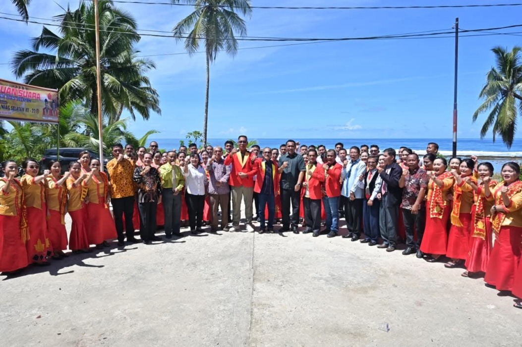 BERSAMA: Wabup Nisel Yusuf Nache berfoto bersama pengurus Bamuspernis dengan para peserta lomba paduan suara, Selasa (15/6) (Foto : Eriusman Duha)