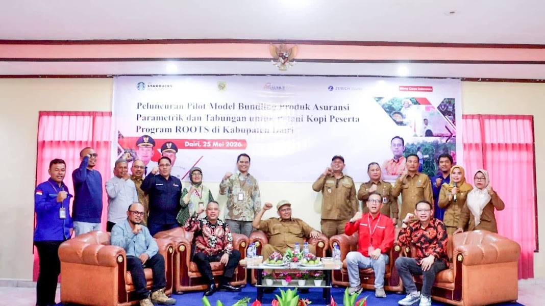 ASURANSI: Bupati Dairi Vickner Sinaga diabadikan saat peluncuran asuransi parametrik dari resiko iklim kepada ratusan petani kopi di Kabupaten Dairi belum lama ini.(Diskomimfo Dairi).