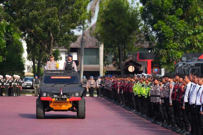 Apel Pasukan Operasi ASEAN U-19 Toba 2026 APEL PASUKAN: Wakapolda Sumut, Brigjen Pol Sonny Irawan saat memimpin Apel Gelar Pasukan Operasi ASEAN U-19 Toba 2026, di Lapangan KS Tubun Mapolda Sumut, Senin (1/6). (Istimewa/Sumut Pos)