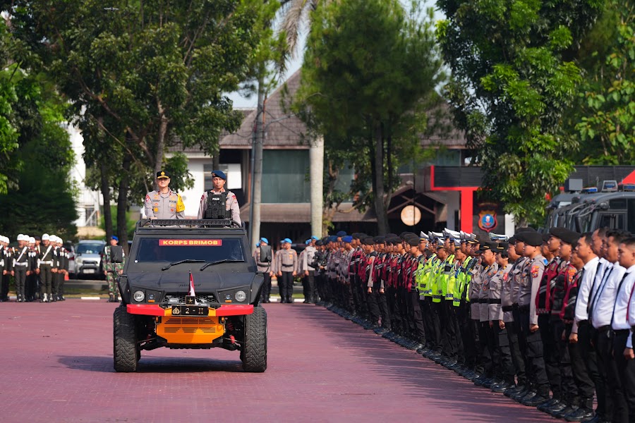 APEL PASUKAN: Wakapolda Sumut, Brigjen Pol Sonny Irawan saat memimpin Apel Gelar Pasukan Operasi ASEAN U-19 Toba 2026, di Lapangan KS Tubun Mapolda Sumut, Senin (1/6). (Istimewa/Sumut Pos)