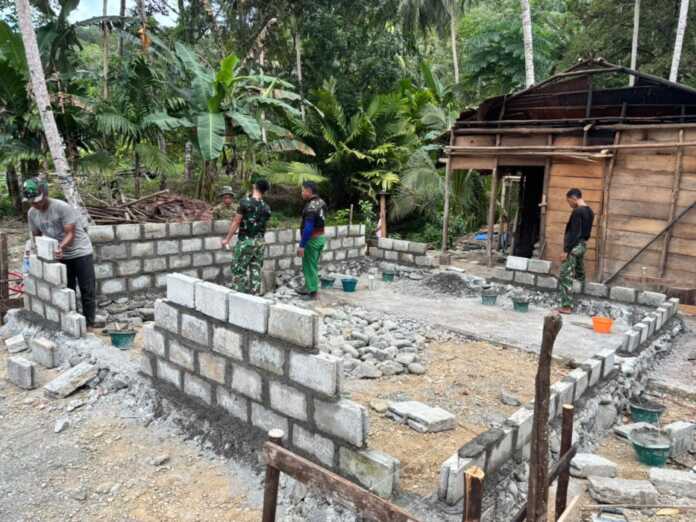Kodam BB Bangun Rumah Samueli Buulolo Melalui Program PENGERJAAN: Prajurit TNI AD saat mengerjakan pembangunan rumah milik Samueli Buulolo, di Desa Simandraolo, Kecamatan Gunungsitoli. Istimewa/Sumut Pos