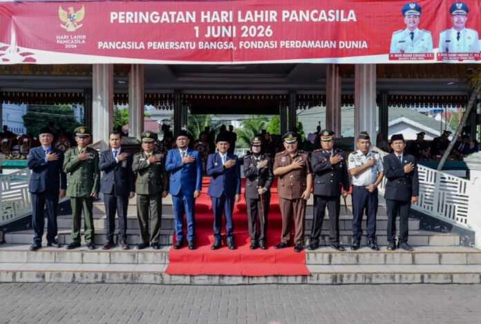 UPACARA: Wali Kota Tebingtinggi H Iman Irdian Saragih bersama Forkopimda dan jajaran pejabat daerah usai mengikuti Upacara Hari Lahir Pancasila 2026 di Lapangan Merdeka Tebingtinggi, Senin (1/6). (Azan purba/sumutpos) UPACARA: Wali Kota Tebingtinggi H Iman Irdian Saragih bersama Forkopimda dan jajaran pejabat daerah usai mengikuti Upacara Hari Lahir Pancasila 2026 di Lapangan Merdeka Tebingtinggi, Senin (1/6). (Azan purba/sumutpos)