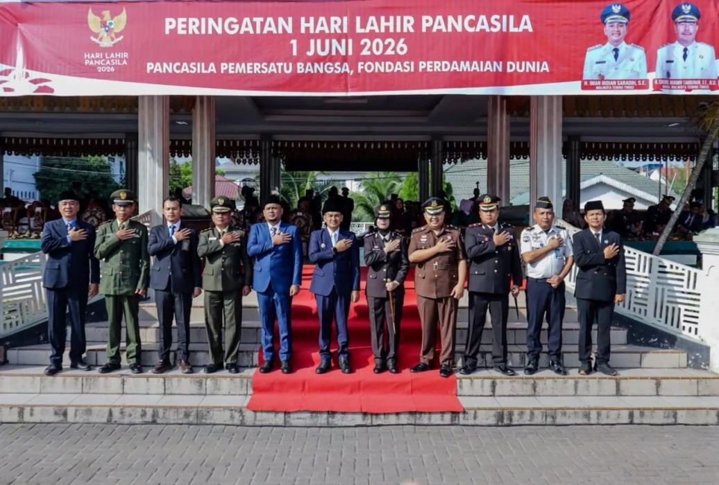 UPACARA: Wali Kota Tebingtinggi H Iman Irdian Saragih bersama Forkopimda dan jajaran pejabat daerah usai mengikuti Upacara Hari Lahir Pancasila 2026 di Lapangan Merdeka Tebingtinggi, Senin (1/6). (Azan purba/sumutpos)