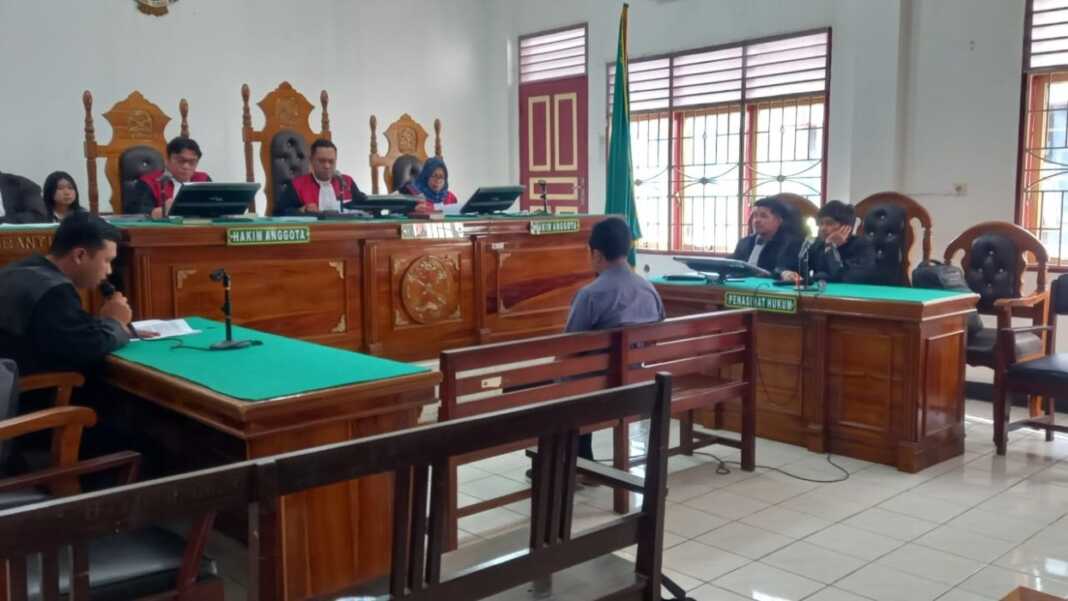 SIDANG PENUNDAAN: GM PT Indonesia Comnets Plus (ICON+) SBU Regional Sumbagut, Agus Widya Santoso, saat menjalani sidang penundaan, Selasa (2/6). (Dok: Gusman/Sumut Pos)
