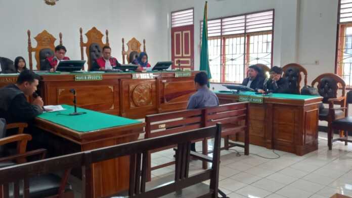 Putusan Eks GM ICON+ Ditunda, Hakim Belum Rampungkan Pertimbangan Perkara Korupsi ISP Taput SIDANG PENUNDAAN: GM PT Indonesia Comnets Plus (ICON+) SBU Regional Sumbagut, Agus Widya Santoso, saat menjalani sidang penundaan, Selasa (2/6). (Dok: Gusman/Sumut Pos)