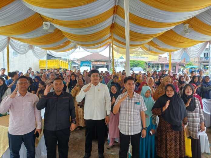 Dr Dimas Sofani Lubis BERSAMA: dr Dimas Sofani Lubis bersama masyarakat usai menggelar kegiatan Pembinaan Ideologi Pancasila dan Wawasan Kebangsaan di Kelurahan Asam Kumbang, Kecamatan Medan Selayang, Minggu (31/5/2026). (Markus Pasaribu/Sumut Pos).