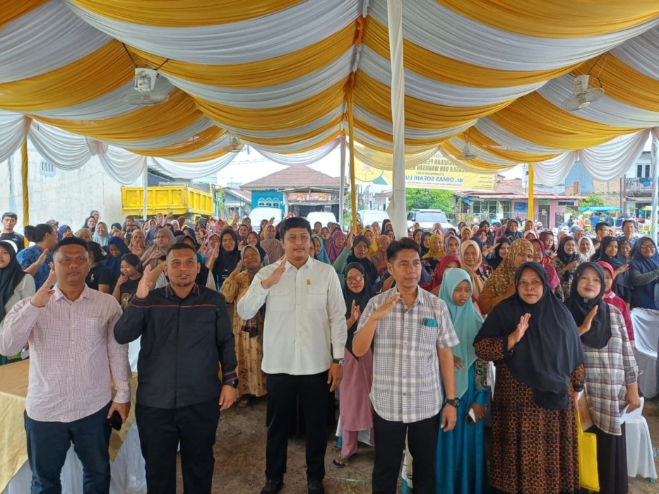 BERSAMA: dr Dimas Sofani Lubis bersama masyarakat usai menggelar kegiatan Pembinaan Ideologi Pancasila dan Wawasan Kebangsaan di Kelurahan Asam Kumbang, Kecamatan Medan Selayang, Minggu (31/5/2026). (Markus Pasaribu/Sumut Pos).