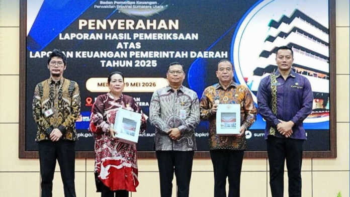 Raih Opini WTP TERIMA: Bupati Karo menerima piagam WTP dari BPK RI.