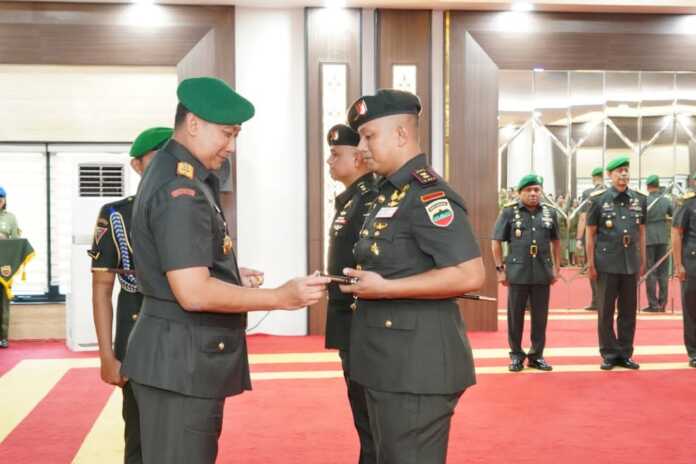 Sertijab Danyonif SERTIJAB: Pangdam I/BB, Mayjen TNI Hendy Antariksa saat memimpin acara Sertijab Danyonif 100/PS, di Makodam I/BB. (Kodam I/BB)