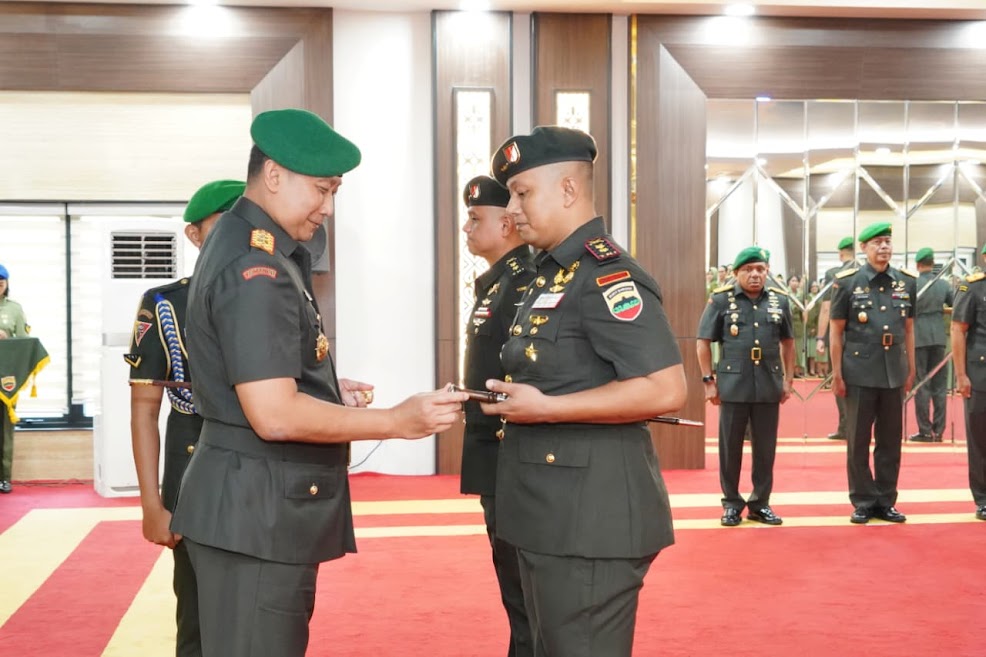 SERTIJAB: Pangdam I/BB, Mayjen TNI Hendy Antariksa saat memimpin acara Sertijab Danyonif 100/PS, di Makodam I/BB. (Kodam I/BB)
