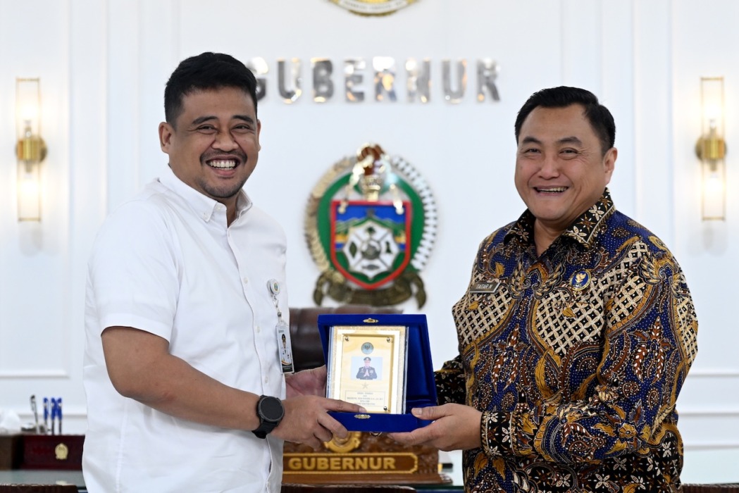 FOTO BERSAMA: Gubsu Muhammad Bobby Afif Nasution foto bersama Kepala Badan Narkotika (BNN) Provinsi Sumut Brigjen Pol Tatar Nugroho.(Diskominfo Sumut)