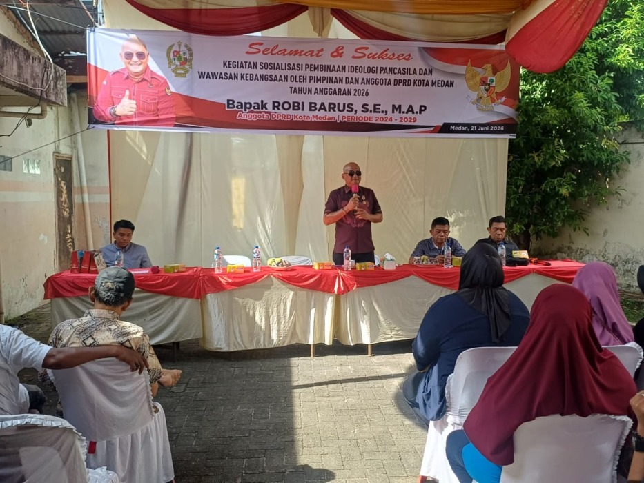 PEMBINAAN: Ketua Fraksi PDI-P DPRD Medan, Robi Barus SE MAP menggelar kegiatan Pembinaan Ideologi Pancasila dan Wawasan Kebangsaan di Medan Petisah, Minggu (21/6/2026).(Markus Pasaribu/Sumut Pos)