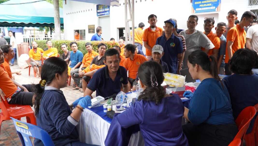 LAYANAN KESEHATAN GRATIS: Masyarakat dan warga binaan saat menerima layanan kesehatan dari Rutan Medan. (Humas Rutan Medan)