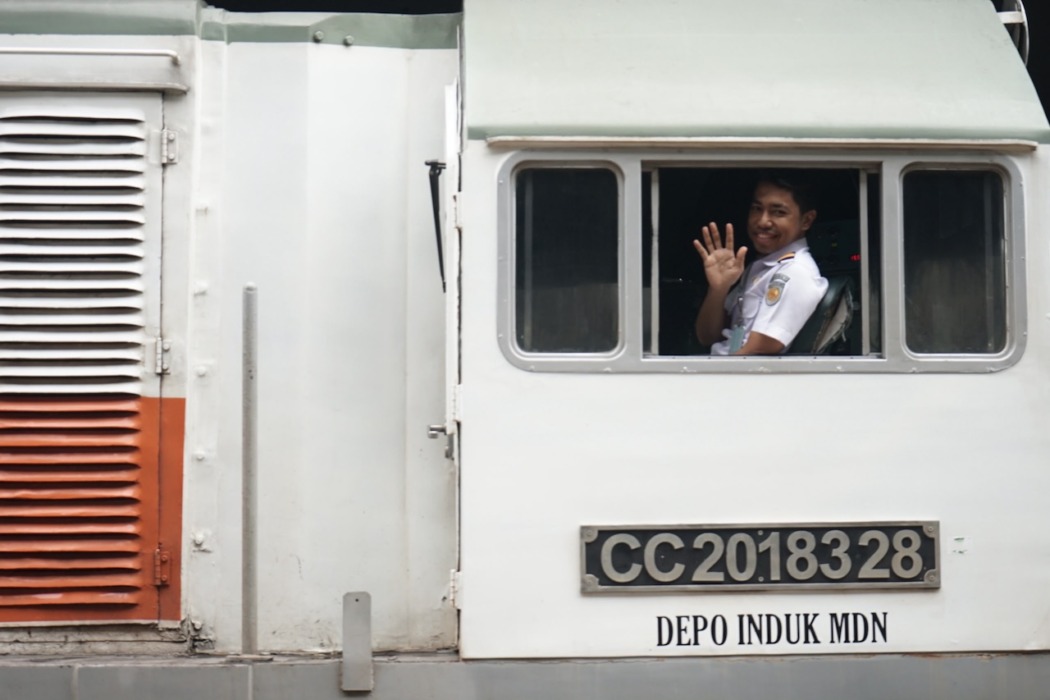 MASINIS: Seorang masinis saat bertugas. PT Kereta Api Indonesia (Persero) Divisi Regional I Sumatera Utara menyiagakan 194 masinis atau Awak Sarana Perkeretaapian (ASP) untuk mengawal ketat standar keselamatan perjalanan pada masa libur sekolah 2026.(Dok : PT. KAI Drive I Sumut)