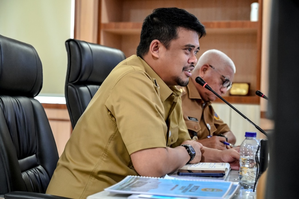 RAPAT: Gubsu Bobby Afif Nasution, Wakil Gubernur Sumut Surya dan Sekdaprovsu Sulaiman Harahap saat memimpin Rapat Pimpinan Forum Koordinasi, Sinkronisasi, Monitoring, dan Evaluasi Realisasi Anggaran serta Capaian Pelaksanaan PHTC dan PSD seluruh perangkat, Senin (22/6/2026).(Dok : Diskominfo Sumut)