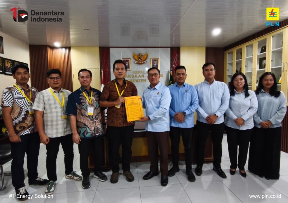 FOTO BERSAMA: Manager PT PLN (Persero) UPP SBU 4 Parlindungan, dan Kepala Kejaksaan Negeri Toba Muslih, SH, MH, foto bersama jajaran Kejaksaan Negeri Toba, Tim dan jajaran pegawai dari PLN UPP SBU 4.