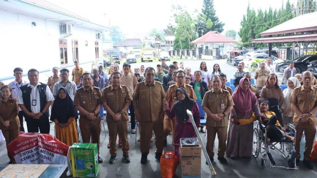 BANTUAN: Bupati Dairi Ir Vickner Sinaga diabadikan bersama warga penyandang disabilitas yang menerima bantuan di Pendopo Bupati, Senin (22/6). (RUDY SITANGGANG/SUMUT POS).