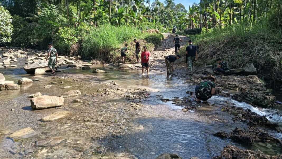 PEMBANGUNAN JEMBATAN: Prajurit TNI AD saat melaksanakan pembangunan jembatan modular baru, di Desa Sihareo 3 Hilibadalu, Kecamatan Mau, Kabupaten Nias. (Istimewa/Sumut Pos)