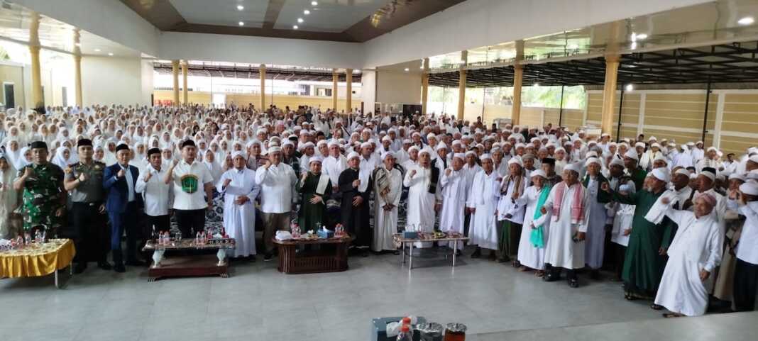 SILATURAHIM: Acara silaturahim mursyid, khalifah, sarifah dan jamaah Tarekat Naqsabandiyah Alkholidi se- Labuhanbatu Raya di Aek Kotabatu, Kecamatan NA IX-X, Kabupaten Labuhanbatu Utara (Labura), Selasa (22/6)/// (fajar)