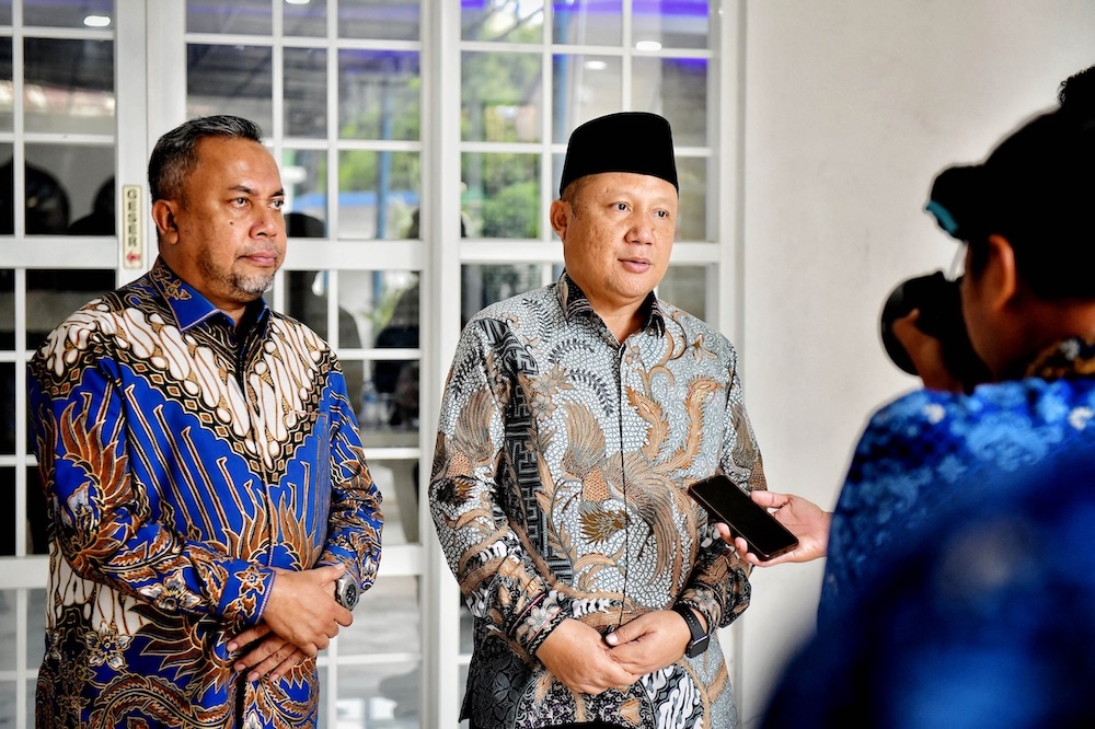 WAWANCARA: Ketua Tim Pansel Komisi Informasi Sumut Hatta Ridho saat diwawancarai wartawan.(Dok : Dinas Kominfo Sumut)