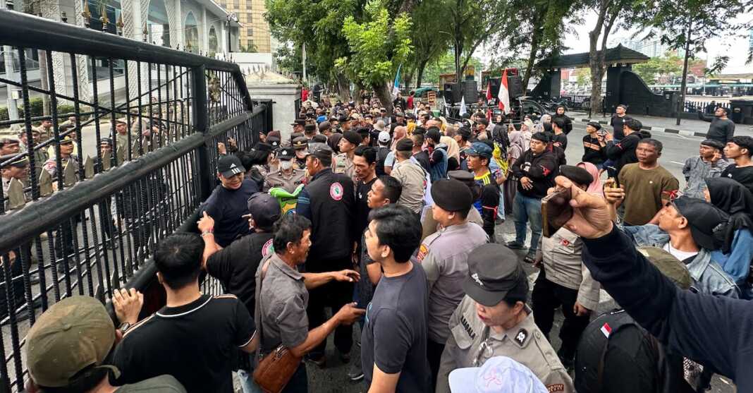GELAR AKSI : Massa yang tergabung dalam Aliansi Pemuda dan Masyarakat Pejuang Bangsa (APMB) menggelar aksi unjuk rasa di depan Kantor Gubernur Sumatera Utara, Jalan Diponegoro, Medan, Selasa (23/6/2026).(Dok : Ihsan Syahreza)