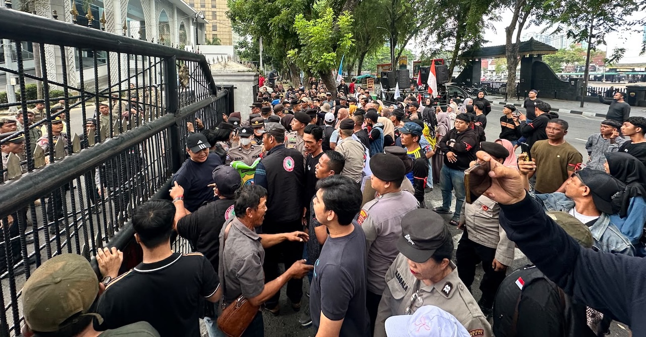 Desak Perbaikan Jalan Sei Laut Asahan, Massa Siap Bertahan di Kantor Gubsu