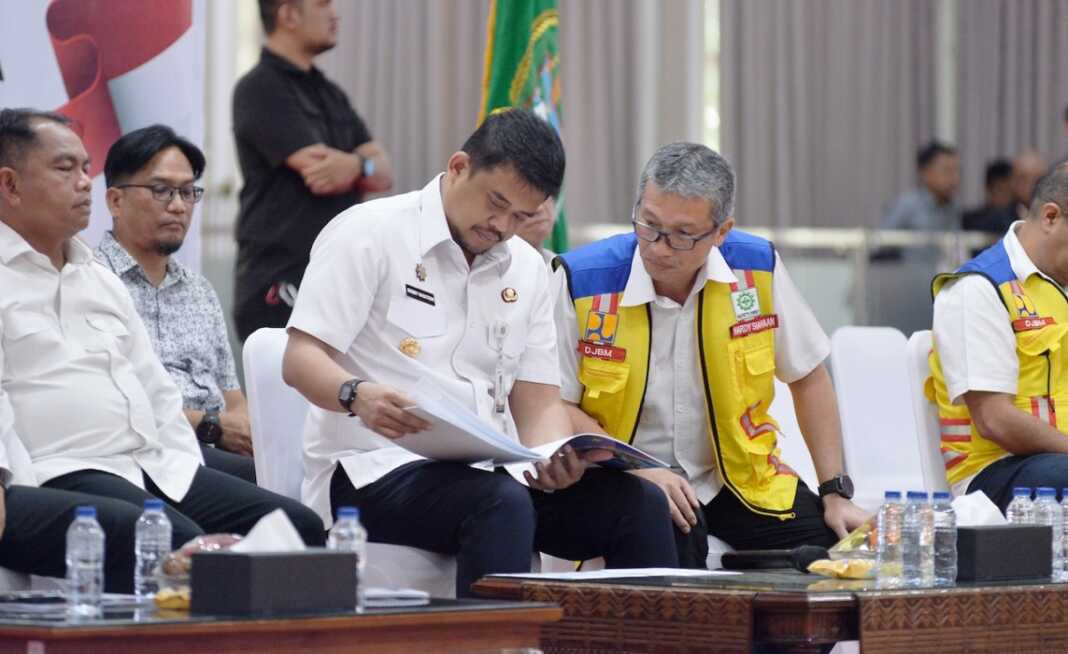 DARING: Gubsu Bobby Nasution menghadiri secara daring Peresmian Inpres Jalan Daerah TA 2025 oleh Presiden RI Prabowo Subianto dari Kabupaten Sampang, Madura, Jawa Timur melalui aplikasi Zoom meeting di Aula Tengku Rizal Nurdin Jalan Jenderal Sudirman Kota Medan, Selasa (23/6/2026).