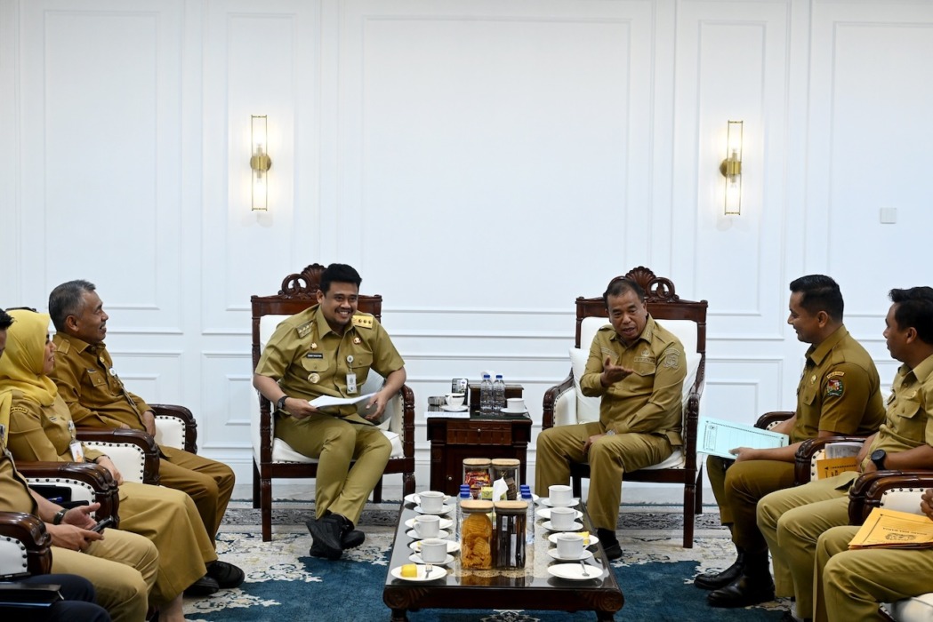 Gubernur Sumatera Utara Bobby Nasution menerima Audiensi Bupati Karo Antonius Ginting beserta jajarannya di ruang kerja Gubernur, lantai 10 Kantor Gubernur Sumut, Jalan Diponegoro, Medan, Senin (22/6). (Diskominfo Sumut For Sumut Pos)