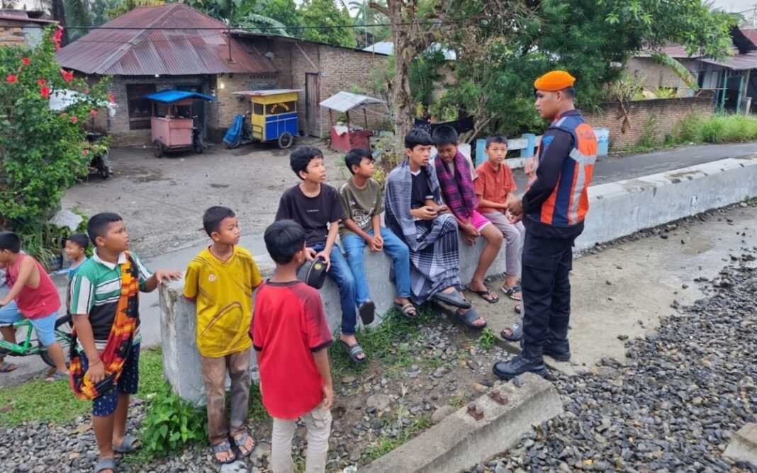 IMBAU:  PT Kereta Api Indonesia (Persero) Divisi Regional I Sumatera Utara mengimbau masyarakat untuk tidak melakukan aktivitas apa pun di sepanjang jalur rel kereta api. (Dok : PT. KAI Drive I Sumut)