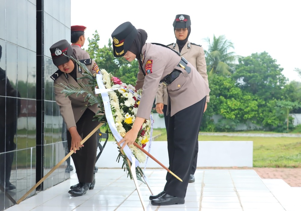 KARANGAN BUNGA: Kapolres Tebing Tinggi AKBP Rina Frillya meletakkan karangan bunga di Taman Makam Pahlawan (TMP) dalam rangka ziarah menyambut HUT Bhayangkara ke-80 Tahun 2026.(24/6/2026) Azan Purba/sumutpos.