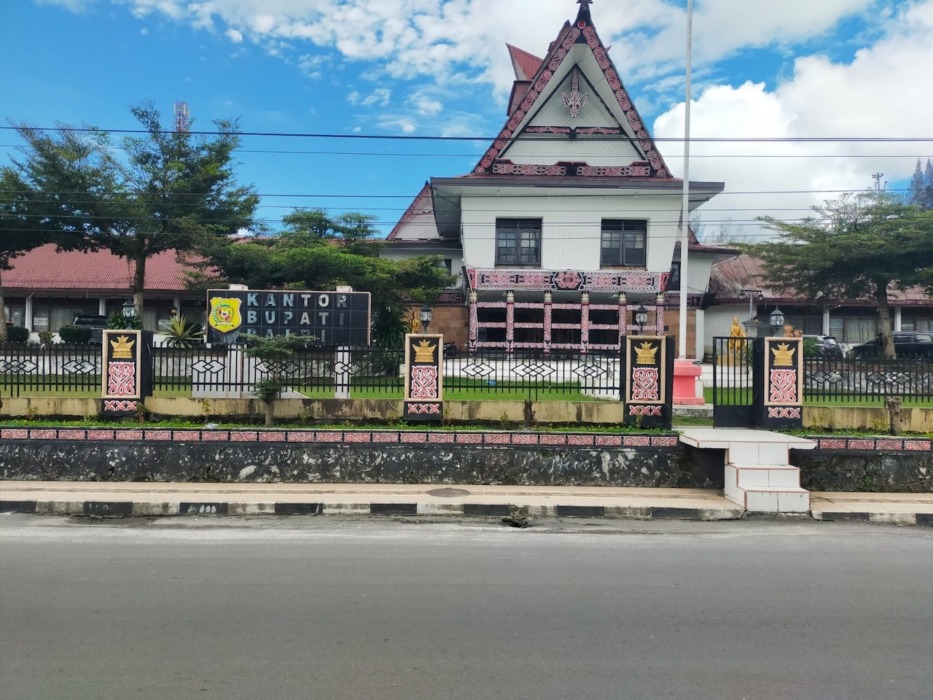 Kantor Bupati Dairi di Jalan Sisingamangaraja, Sidikalang, Rabu (24/6). (RUDY SITANGGANG/SUMUT POS)