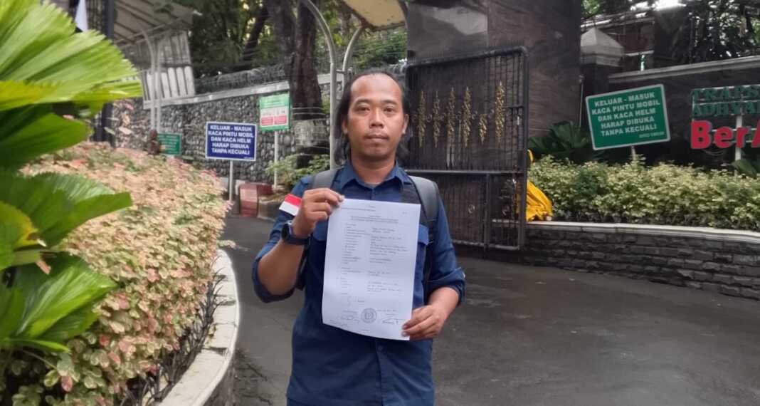 LAPORKAN: Ketua Umum Gempar Sumut Fajar Rivana Sinaga saat melaporkan salah satu OPD beberapa waktu lalu di KPK.