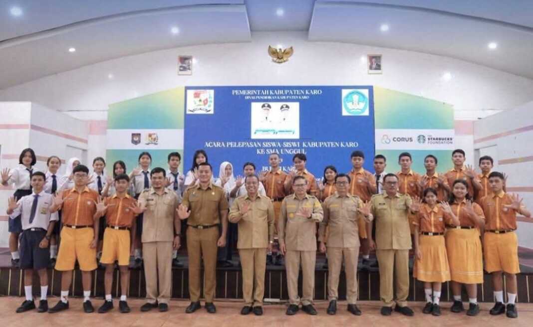 LEPAS: Bupati lepas siswa siswi yang lulus ke ke SMA unggulan. (Diskominfo Karo/Sumut Pos)
