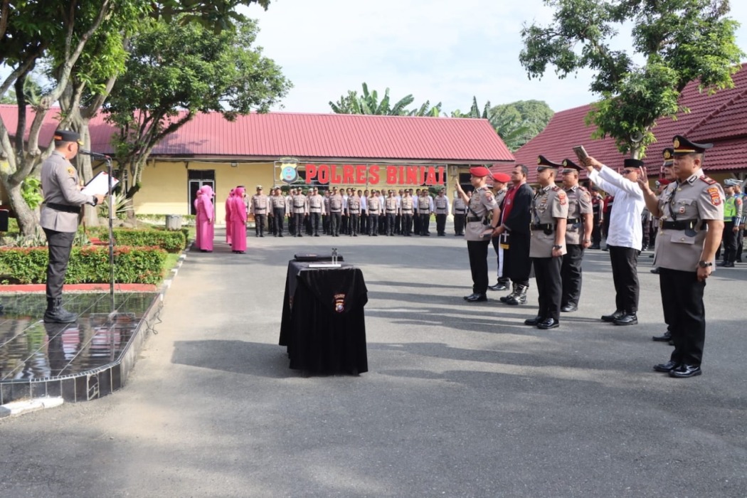 Kapolres Binjai, AKBP Mirzal Maulana saat membacakan surat keputusan pejabat baru saat sertijab dua kasat dan kapolsek. (Humas Polres Binjai/Sumut Pos)