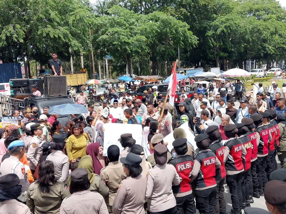 Demo Memanas, Warga Bangun Purba Tolak Pelantikan Kades, Bupati Asri Ludin Dievakuasi Pakai Mobil Polisi