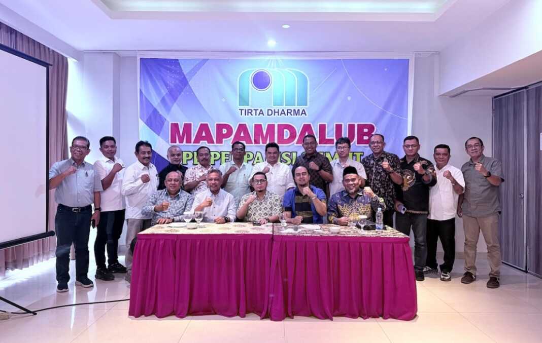 Wahlin Munthe SH MM bersama anggota Perpamsi Sumut saat melaksanakan Mapamdalub di Swiss Bel Hotel di Medan belum lama ini. (RUDY SITANGGANG/SUMUT POS)