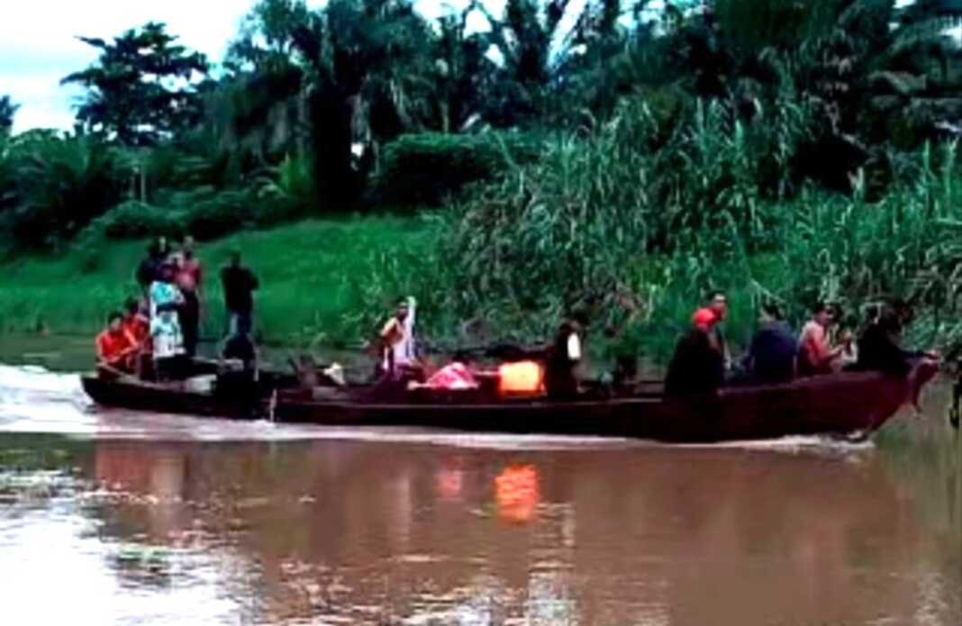 PENCARIAN: Relawan melakukan pencarian jasad Habib Zuhri Sagala yang empat hari dikabarkan tenggelam di Sungai Bilah.(Fajar/Sumut Pos)