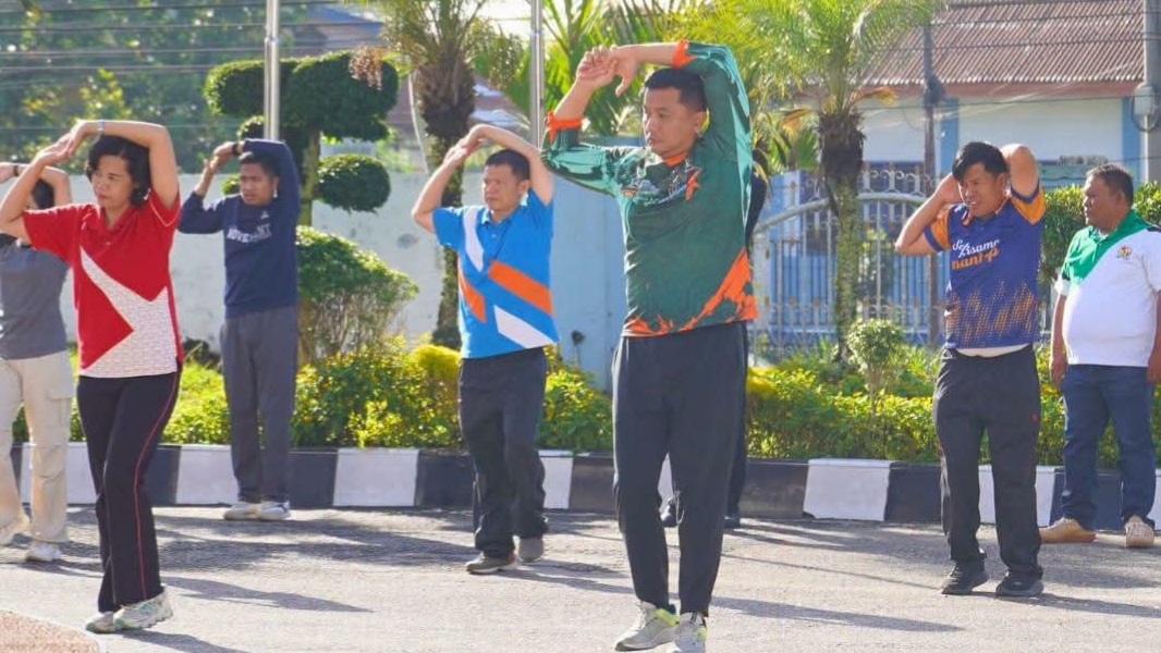 SENAM: Sekda Karo dan kepala OPD melakukan olehraga senam. (Diskominfo Karo/Sumut Pos)