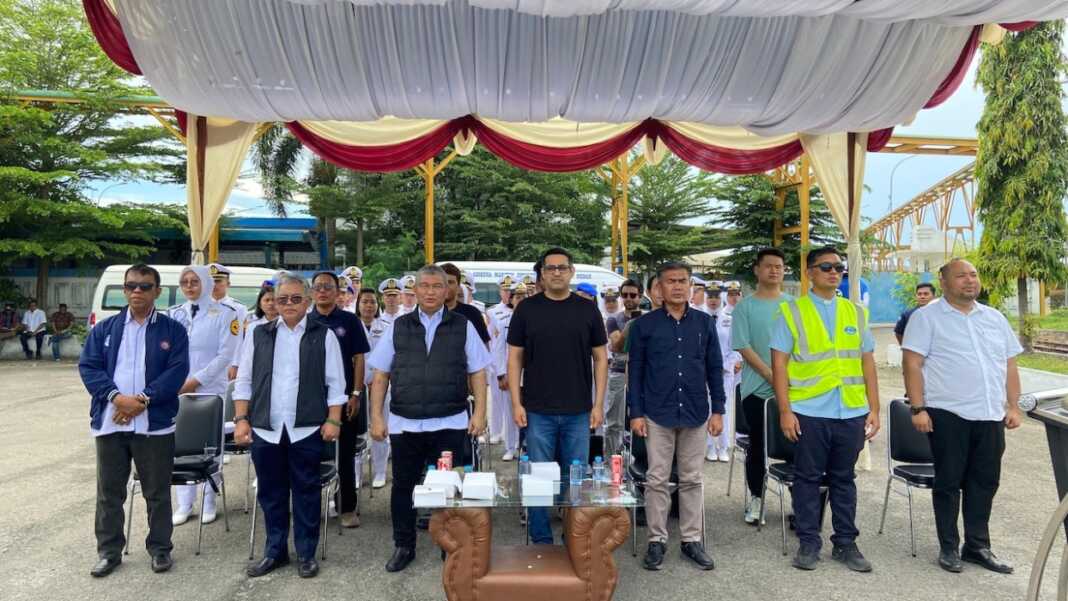 LUNCURKAN: Manajemen PT Pelabuhan Indonesia (Persero) Regional 1 Cabang Belawan dan lainnya foto bersama, di sela-sela peluncuran Shuttle Service. (Dok : Pelindo Regional 1 Belawan)