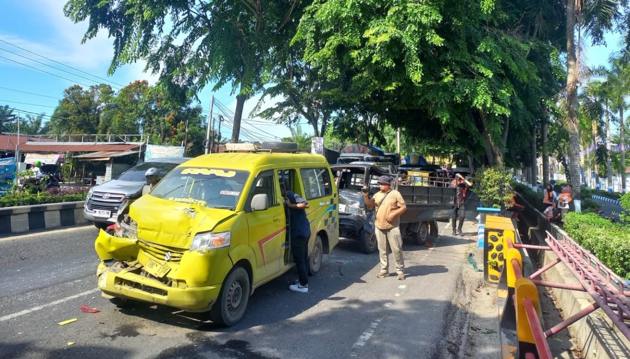 Truk Hantam Pikap dan Angkot, Tiga Orang Terluka