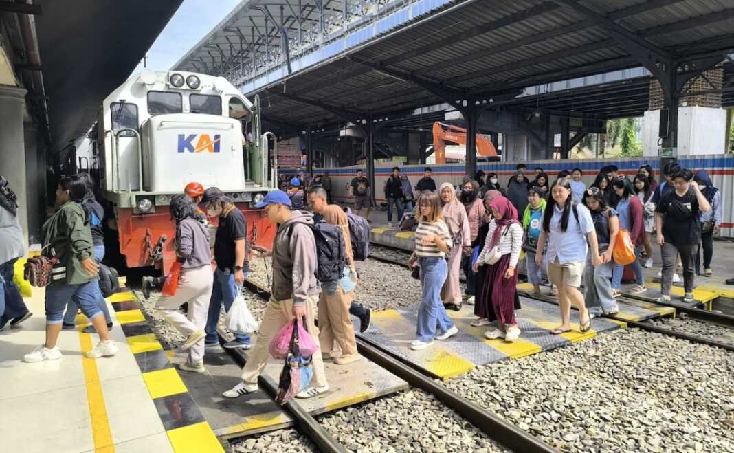 KERETA API: Penumpang kereta api dipadati penumpang saat libur sekolah. Memasuki sepekan masa angkutan libur sekolah yang dimulai sejak 20 Juni 2026, volume penumpang kereta api di wilayah PT Kereta Api Indonesia (Persero) Divisi Regional I Sumatera Utara tercatat mengalami peningkatan.(PT. KAI Drive I Sumut)