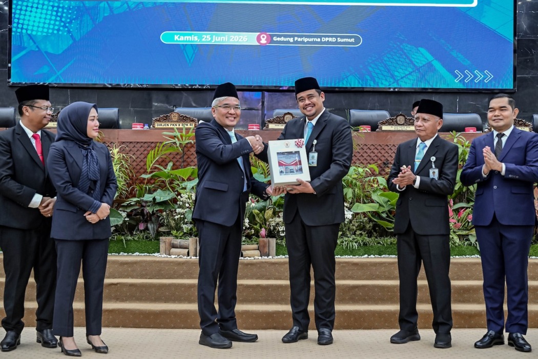 SERAHKAN LHP: Gubsu Muhammad Bobby Afif Nasution, Wakil Gubernur Sumut  Surya, Pj Sekdaprov Sumut Sulaiman Harahap, bersama seluruh OPD, menghadiri Rapat Paripurna Penyerahan Laporan Hasil Pemeriksaan (LHP) BPK RI atas LKPD Provinsi Sumut Tahun Anggaran 2025 di Gedung DPRD Sumut, Jalan Imam Bonjol, Medan, Kamis (25/6/2026).(Diskominfo Sumut)