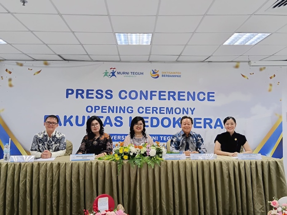 KETERANGAN PERS: Kiri ke kanan, Dekan Fakultas Kedokteran Universitas Murni Teguh, dr Erwin Handoko, MEd, PhD, Rektor Universitas Murni Teguh Prof Seriga Banjarnahor, PhD, Ketua Yayasan Tapeumulia Bangsa, Dr dr Mutiara, MHA, MKT, Ketua Pembina Yayasan Tapeumulia Bangsa Tjhin Ten Chun dan Anggota Pengurus Yayasan Tapeumulia Bangsa, dr Sharon Hanny Angel, MRes, MPM, MARS.
