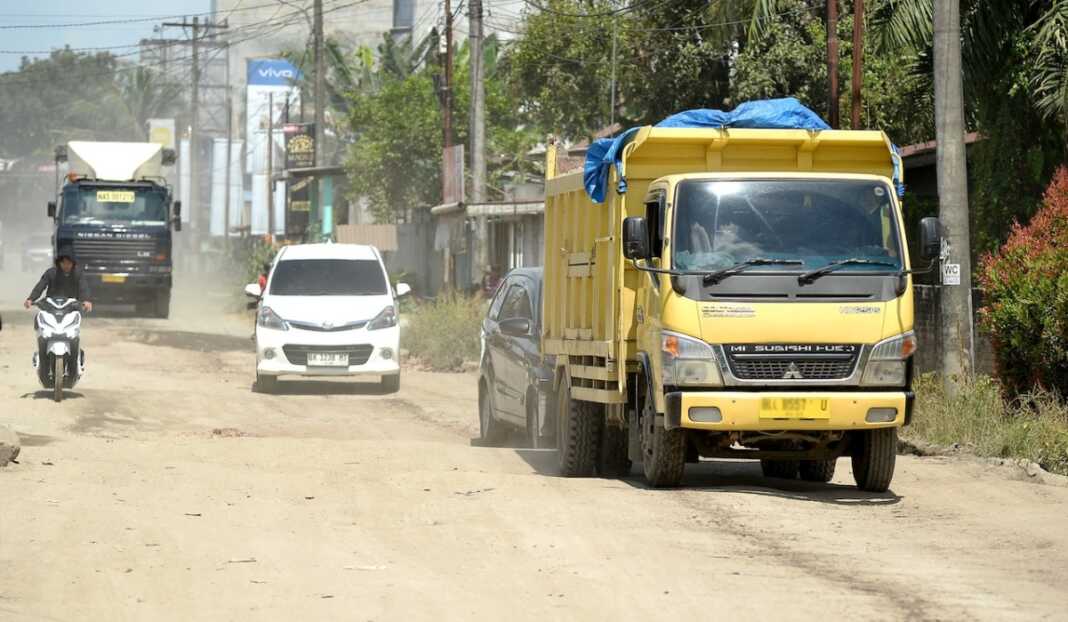 JALAN RUSAK: Kendaraan melintasi jalan rusak do Jalan Perintis Kemerdekaan, Kecamatan Galang. Gubsu Bobby Nasution berjanji akan memperbaiki jalan rusak tersebut. (Foto : Diskominfo Provsu)